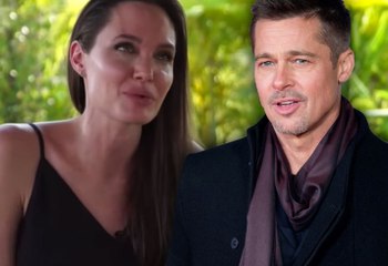 Tải video: Angelina Jolie Accused Of Faking Tears During Divorce Tell-All