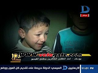 الإبراشى يعرض فيديو لطفلان يجمعان طعامهما من القمامة