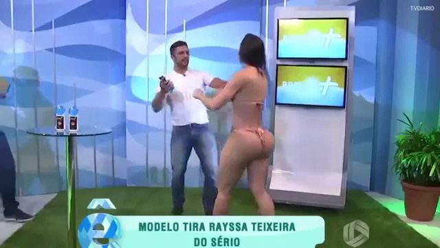 L'Animateur Touche Le Fessier Bombé D'une Invitée, Et Il Le Regrette Immédiatement !