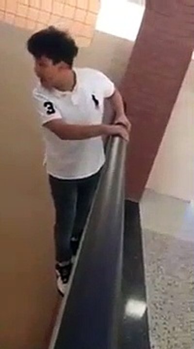 Il saute d'un peu trop haut et s'explose la cheville