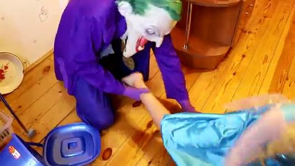FROZEN ELSA BABY RAINBOW BATH! w/ Spiderman & Hulk vs Joker, Maleficent & Candy! Fun Super