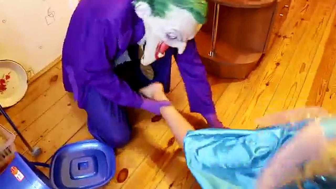 FROZEN ELSA BABY RAINBOW BATH! w/ Spiderman & Hulk vs Joker, Maleficent & Candy! Fun Super