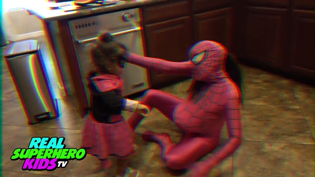 PREGNANT FROZEN ELSA VS SPIDERMAN DELIVERS SPIDERBABY TRIPLETS w/ Pink SpiderGirl Funny Su
