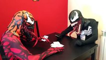 Batman Spiderman vs VENOM NIÑOS SUPERHÉROES Poder Ruedas chico de Carreras de JUGUETES de la parodia en el real lif