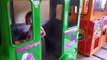 Видео Парк аттракционов Карусель маленький автобус для детей. Carousel attraction bus for children.