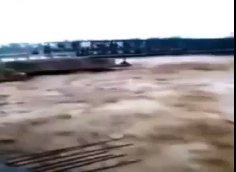 Himachal Pradesh Flood - 3 People Drain & Died Live On Camera