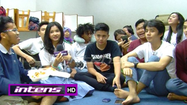 Kekompakan Pemain Sinetron Roman Picisan Saat Nyanyi Bersama - Intens 01 Maret 2017