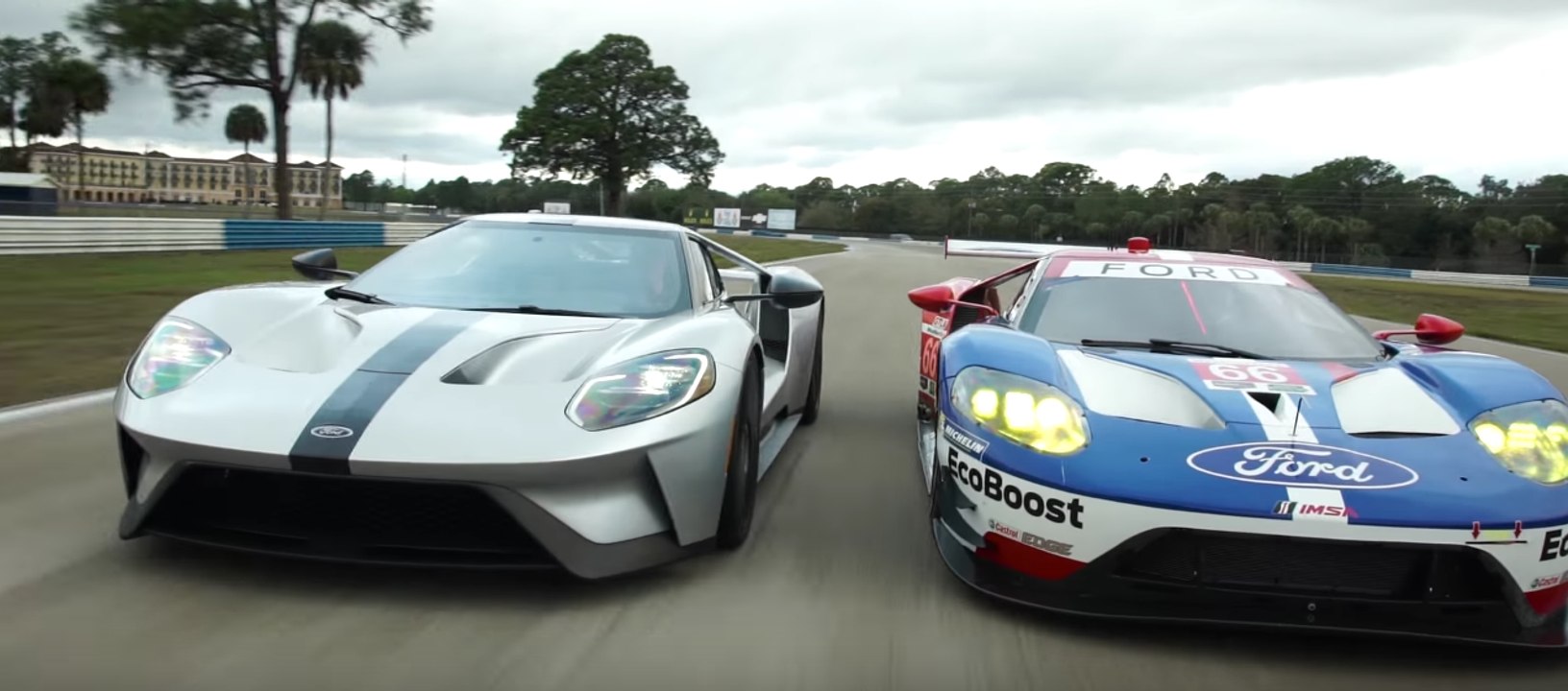 VÍDEO: El Ford GT de carreras se ve las caras con el de calle