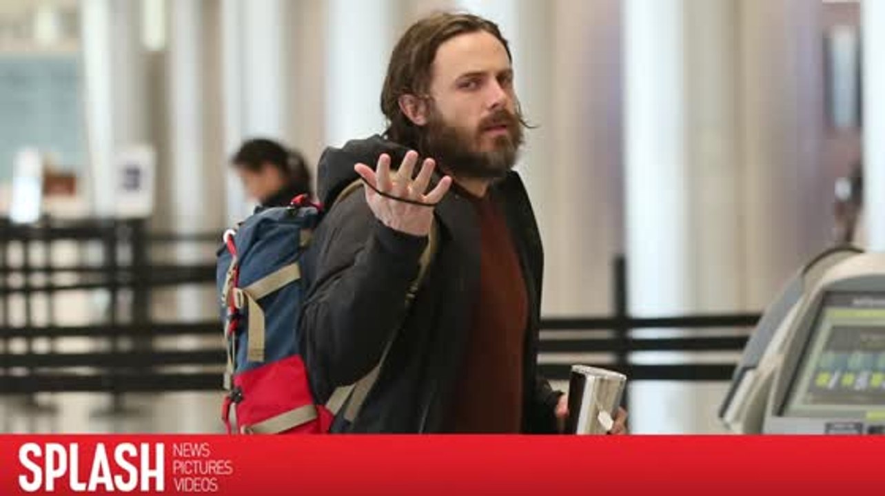 Casey Affleck snobe un photographe après sa victoire aux Oscars