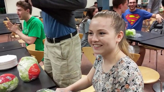 Manger une salade laitue le plus vite : Concours universitaire !