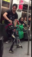Cette marionette joue de la musique dans le métro ! "Welcome to the Jungle"