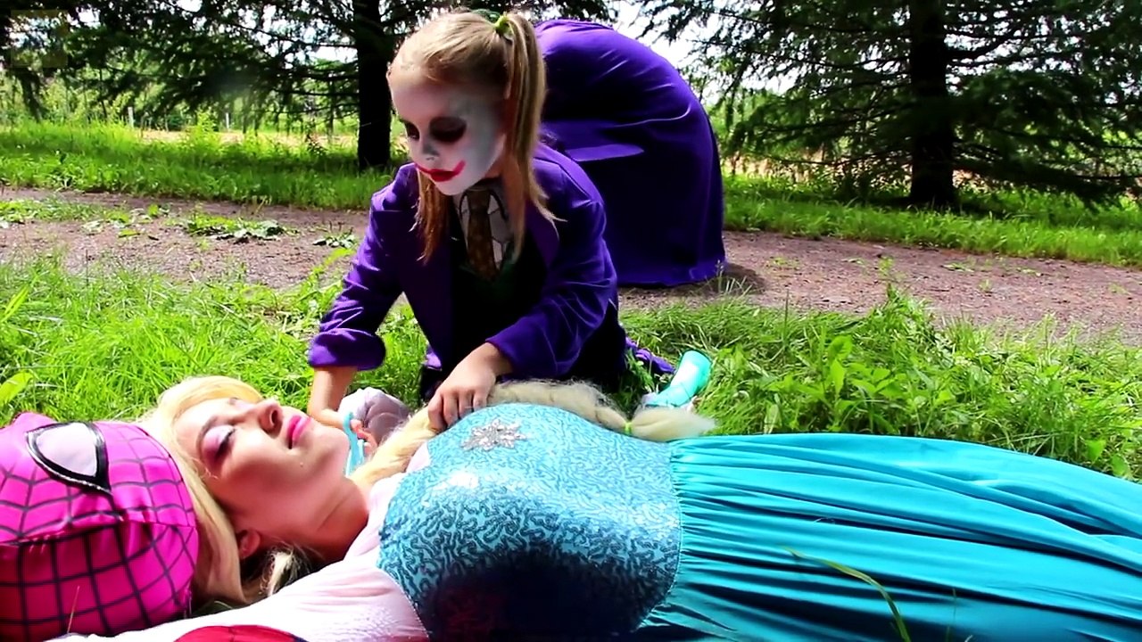 Frozen Elsa vs Bad Baby JOKER GIRL! w/ Pink Spidergirl Harley Quinn Rapunzel Ariel Mermaid