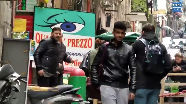 Il se promène avec un maillot de la Juventus dans les rues de Naples ! Mauvaise idée...