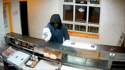 Ce voleur braque un restaurant avec... une banane !