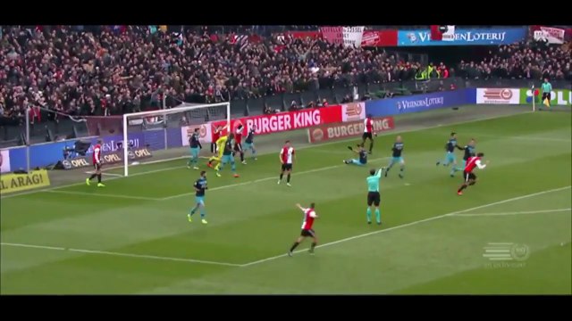 L'énorme erreur du gardien du PSV Eindhoven qui marque un but contre son camp