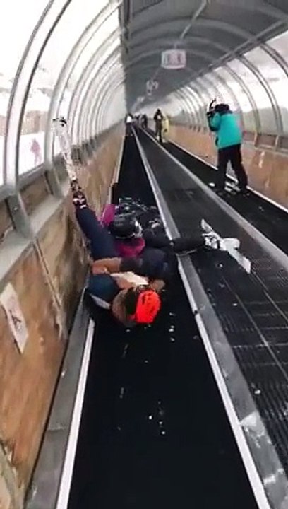 Quand un couple de skieurs se retrouve piégé sur un tapis roulant... FAIL