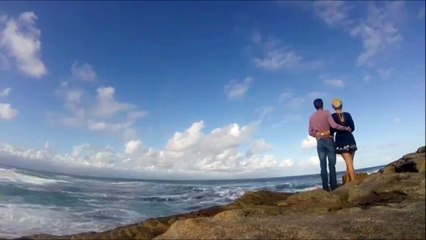 On se fait une petite photo romantique... Bim grosse vague!