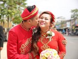 Hoàng Anh liên tục hôn vợ Việt kiều trong lễ tân hôn ở quê -Tin việt 24H