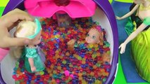 ELSA y ANNA niños se divierten en la ORBEEZ ! Se deslizan hacia colorido de agua jelly bolas de 2016