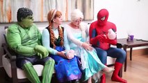 Congelados Elsa vs Joker PIS EN SU CARA la BROMA w/ Spiderman, Anna Superhéroe En la Vida Real F