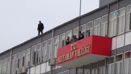 Valilik Binasındaki İntihar Girişiminde Bulunan Şahsı Vali Erin İkna Etti