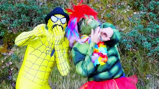 Человек-паук против замороженных цвета радуги волосы в реальной жизни ж/ розовый забавный супергерой Человек-паук Мови