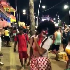 Ivete curte carnaval fantasiada de palhaço