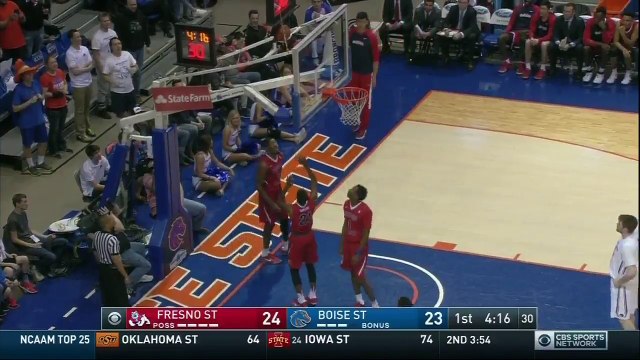NCAA - Un jeune garçon grimpe pour décrocher un ballon trop bien coincé !