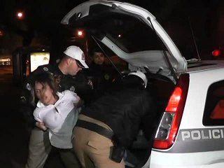 Chama a polícia, por favor, chama a polícia!