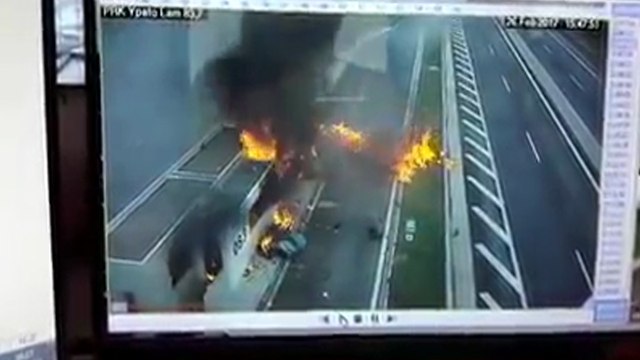 Une Porsche percute une voiture sur une aire de repos