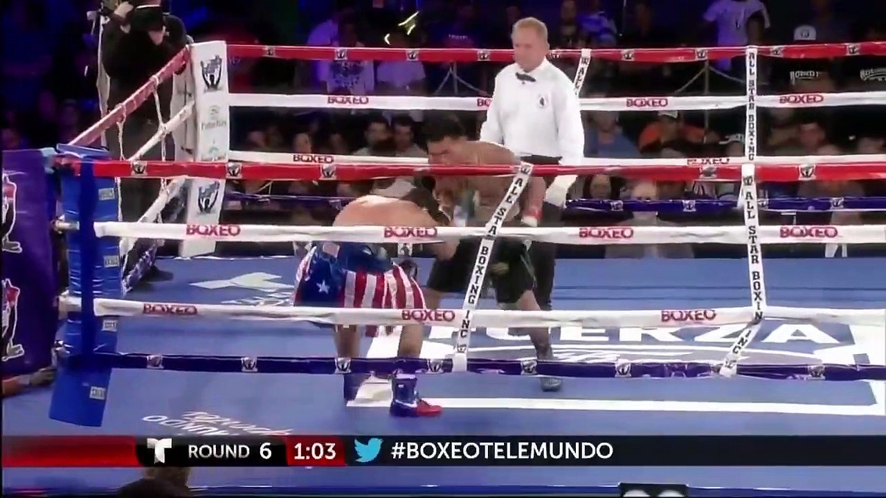 Mécontent du déroulement d'un combat, un spectateur monte sur le ring ...