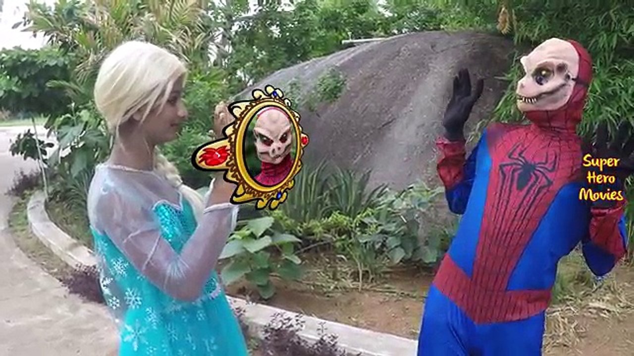 Congelados Elsa vs Joker PIS EN SU CARA la BROMA w/ Spiderman, Anna Superhéroe En la Vida Real F
