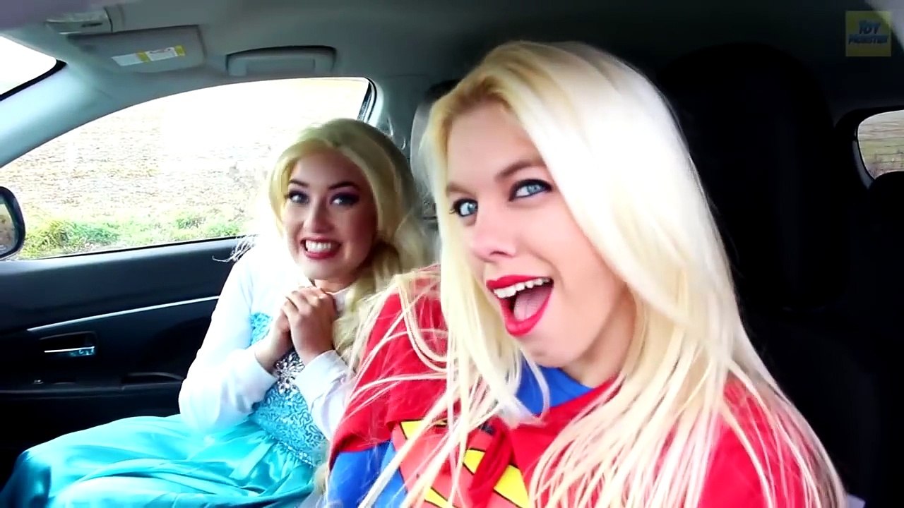 Человек-паук и замороженные elsa арестован в полицейской машине!! Розовый Человек-паук супергерой удовольствие в реальной жизни