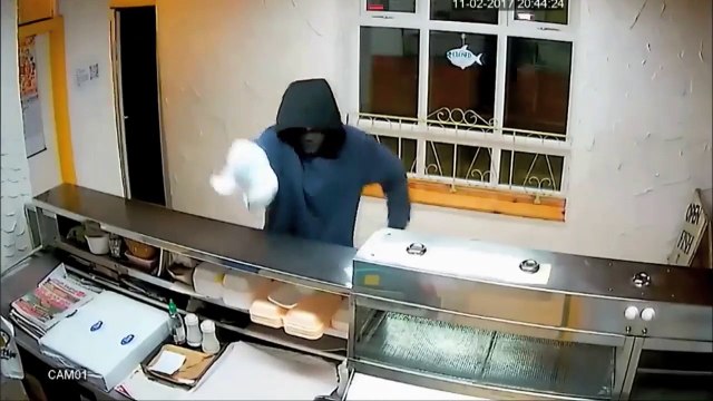 Un homme tente de braquer un fast-food avec une banane dans un sac plastique !