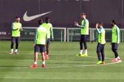 Quand Piqué glisse un petit pont à Umtiti