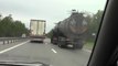 Le camion Mad Max sur une route en Russie