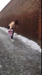 Elle chute violemment sur la glace à cause de ses talons !