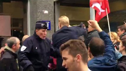 Macron se prend un oeuf à Montreuil