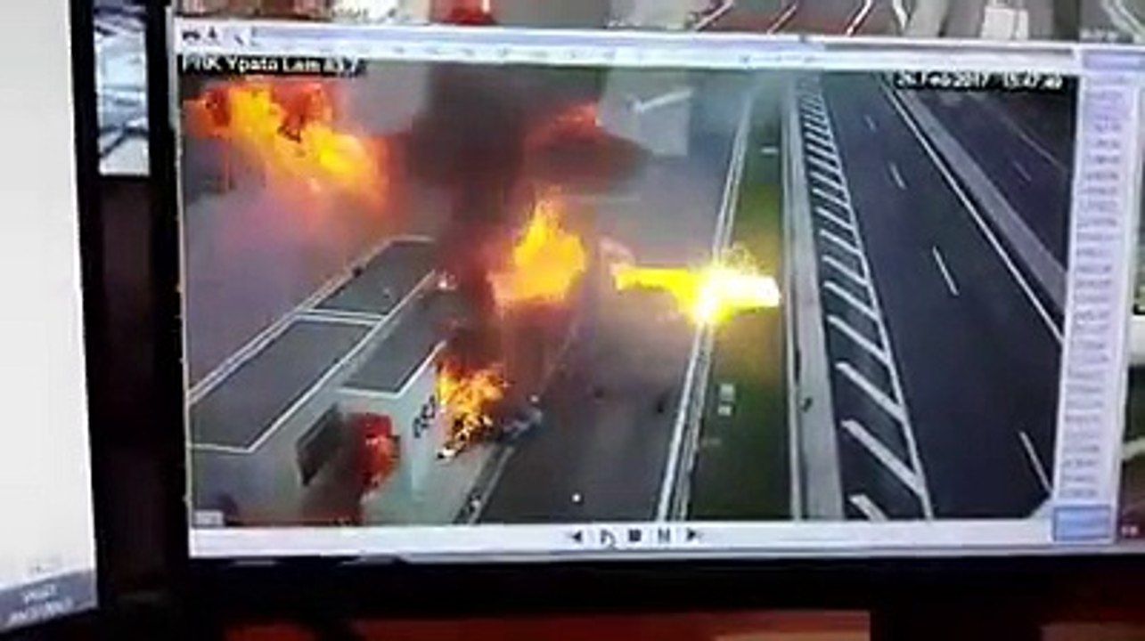 Une Porsche fonce sur une voiture garée sur une aire de repos