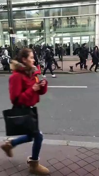 Un jeune frappe un policier lors d’une manifestation en soutien à Théo
