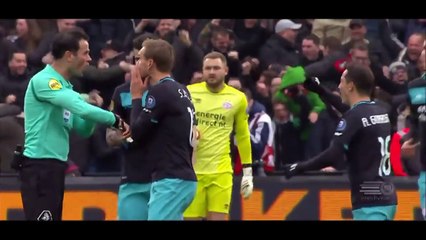 Un gardien de foot marque un but contre son camp