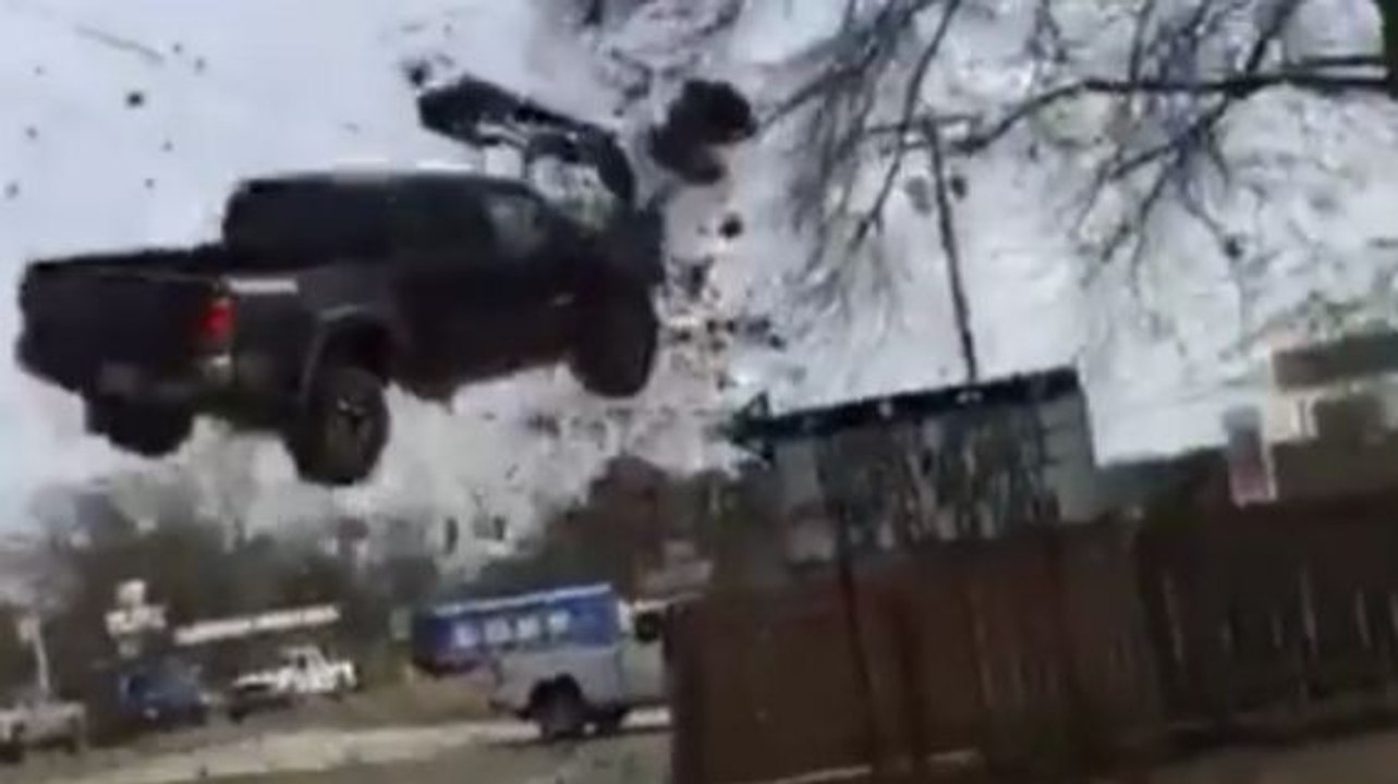 Un pick-up fait un vol plané pendant une course-poursuite