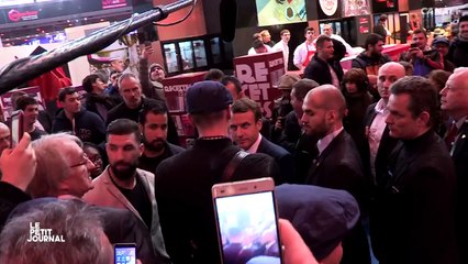 Au Salon de l'agriculture, Emmanuel Macron reçoit un oeuf sur la tête