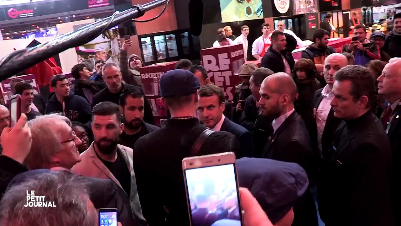 Au Salon de l'agriculture, Emmanuel Macron reçoit un oeuf sur la tête