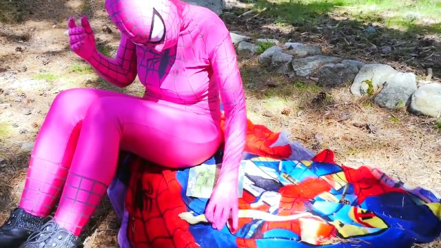 BUBBLE GUM ANNA PREGNANT & FROZEN ELSA vs Spiderman! FUN Superheroes Movie in Real Life :)