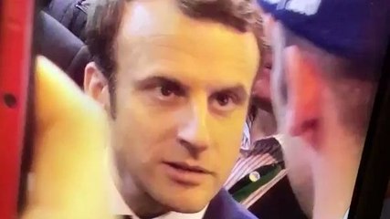 Macron reçoit un oeuf au Salon de l'agriculture 2017