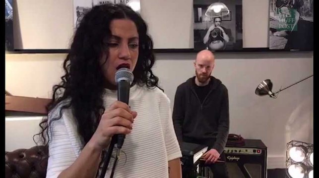 Emel Mathlouthi chante en live pour le HuffingtonPost