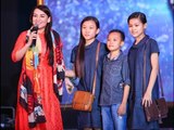 Hồ Văn Cường rụt rè bên mẹ nuôi Phi Nhung trên sân khấu