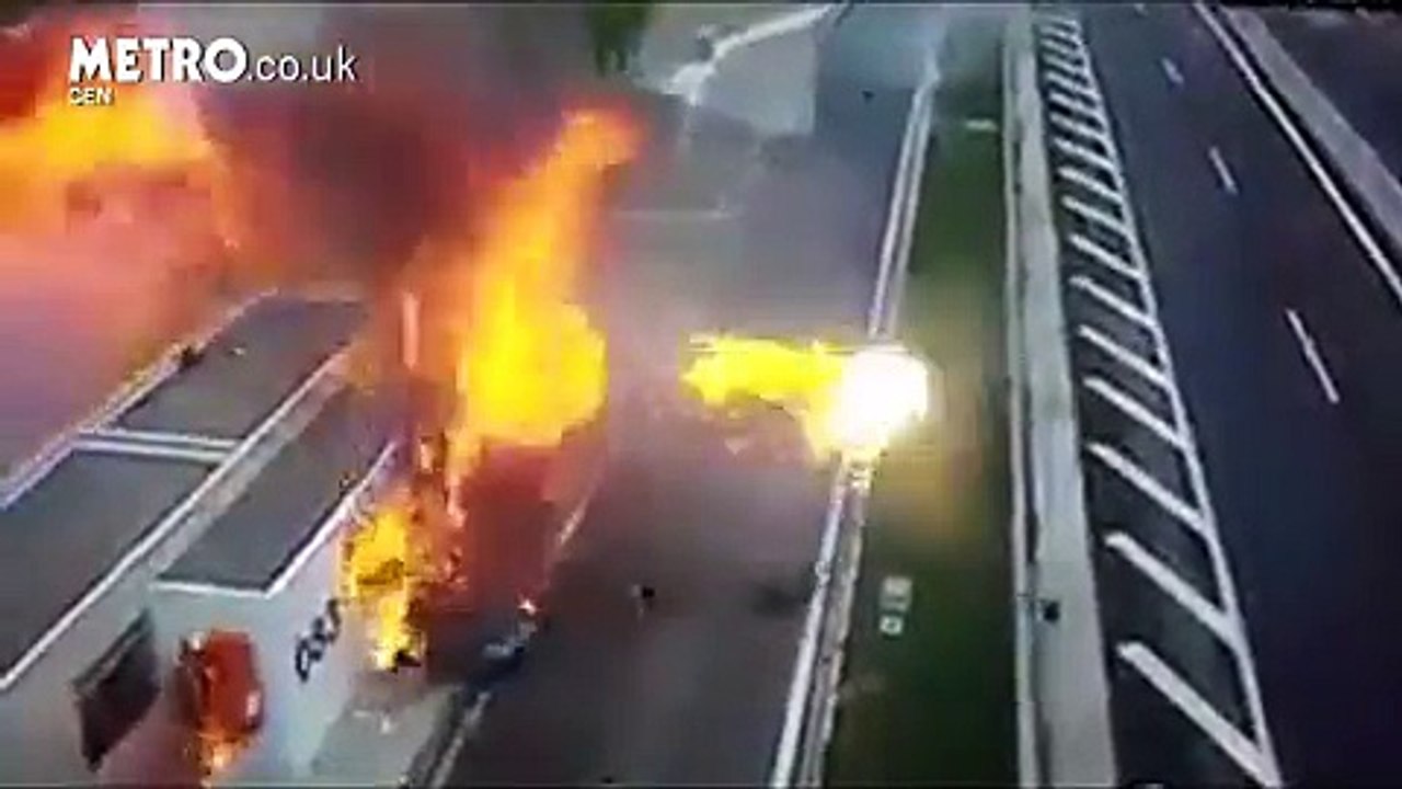 A száguldó Porsche bele robban a parkoló autóba,  megölve a benne ülő anyukát