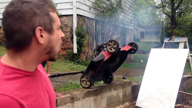 Bacao je limenke spreja na kosilicu za travu. Nakon ovoga, ovakva glupost mu više neće pasti na pamet!